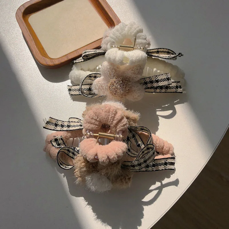

Winter Plush Hair Clips Faux Fur Korean Flower Solid Color Chic Fuzzy Furry Crab Accessories For Women Girls Hairpin Hair Claw