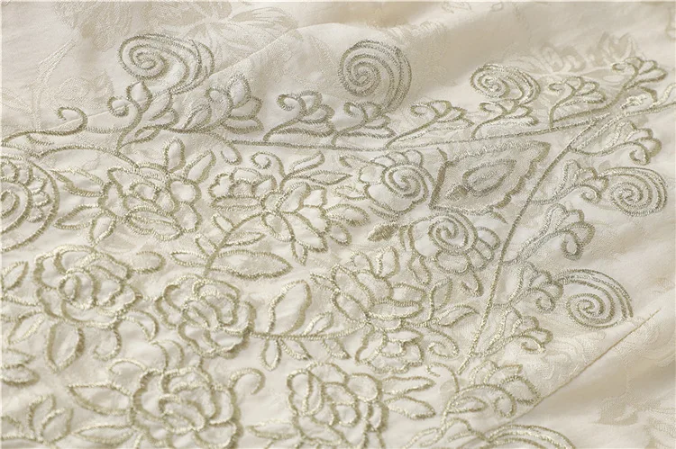 Женское жаккардовое платье миди с вышивкой воротником-стойкой и рукавом 3/4 |