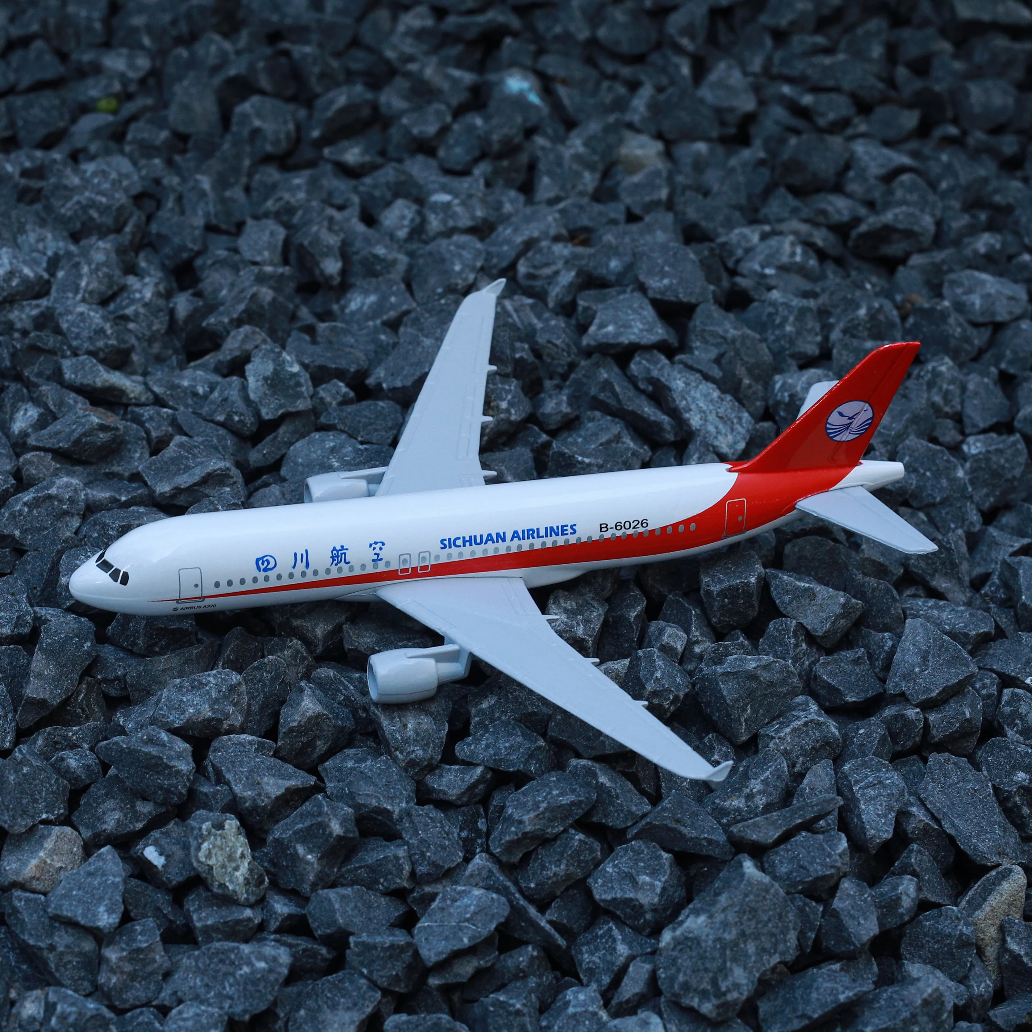 

Модель самолета A320 из сплава Sichuan Airlines, модель 15 см, коллекционная миниатюрная сувенирная игрушка для мировых авиаперевозок, Китай