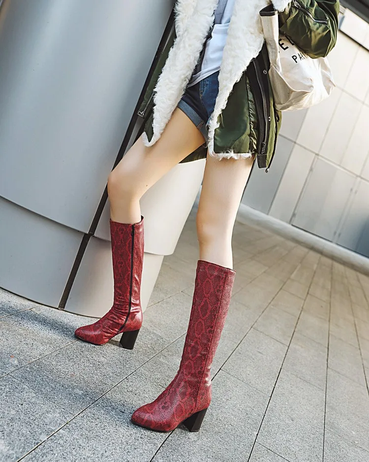 Кожаные зимние сапоги со змеиным принтом женские до колена с острым носком