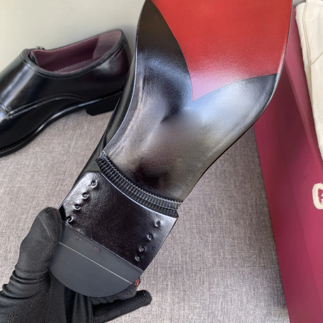 

Original single quality, formal leather shoes exquisite, hand stitching details comparable to counter,