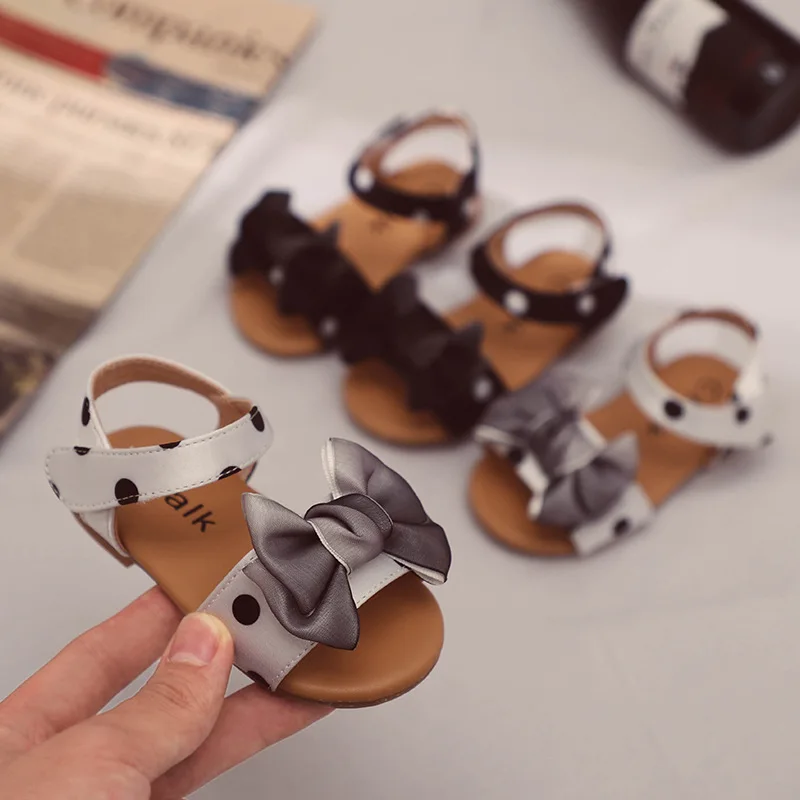 Сандалии для маленьких девочек с открытым носком мягкая подошва Новинка лета 2020