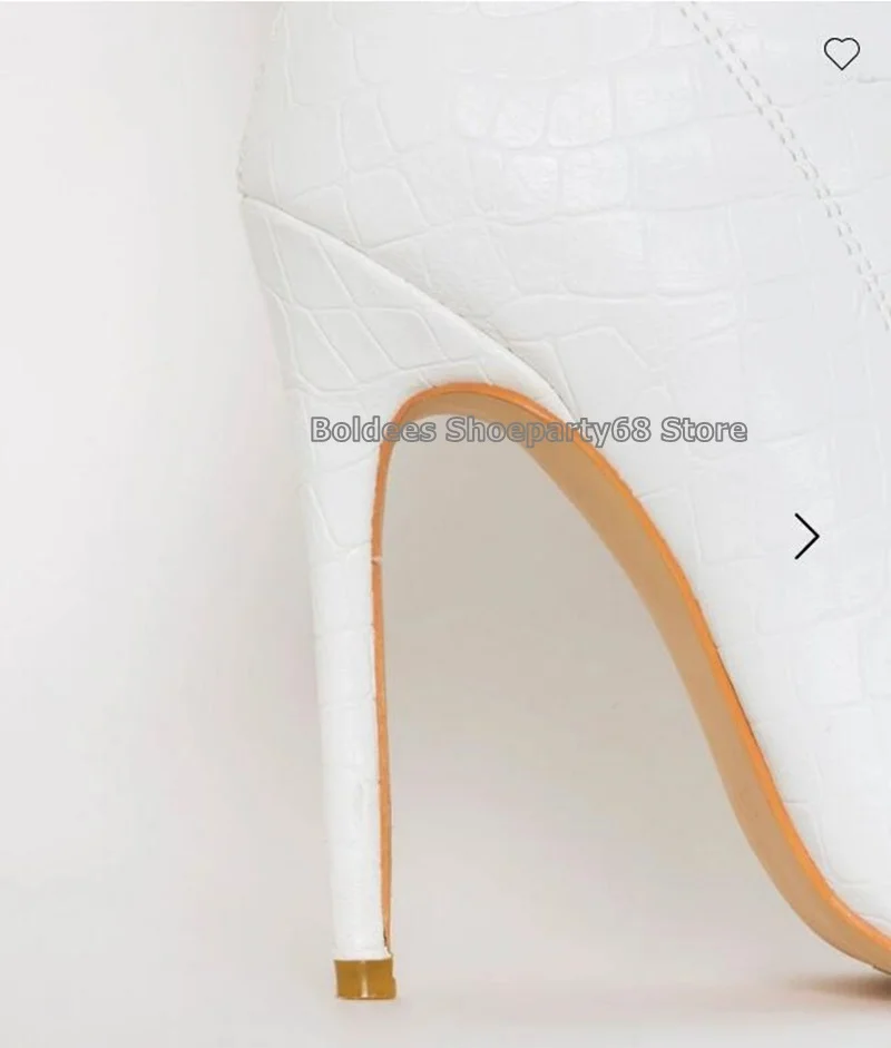 Женские ботинки с высоким голенищем белый рисунком крокодил принтом на шпильке