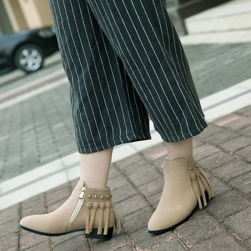 Ботильоны женские замшевые ботинки с бахромой на низком квадратном каблуке