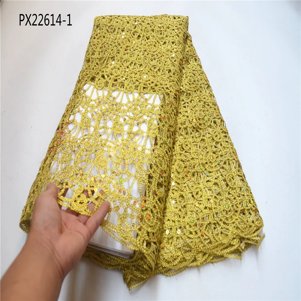 Очень красивое блестящее кружевное платье с пайетками в швейцарском стиле