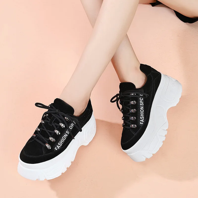 Женские кроссовки из натуральной кожи на шнуровке толстой подошве с круглым