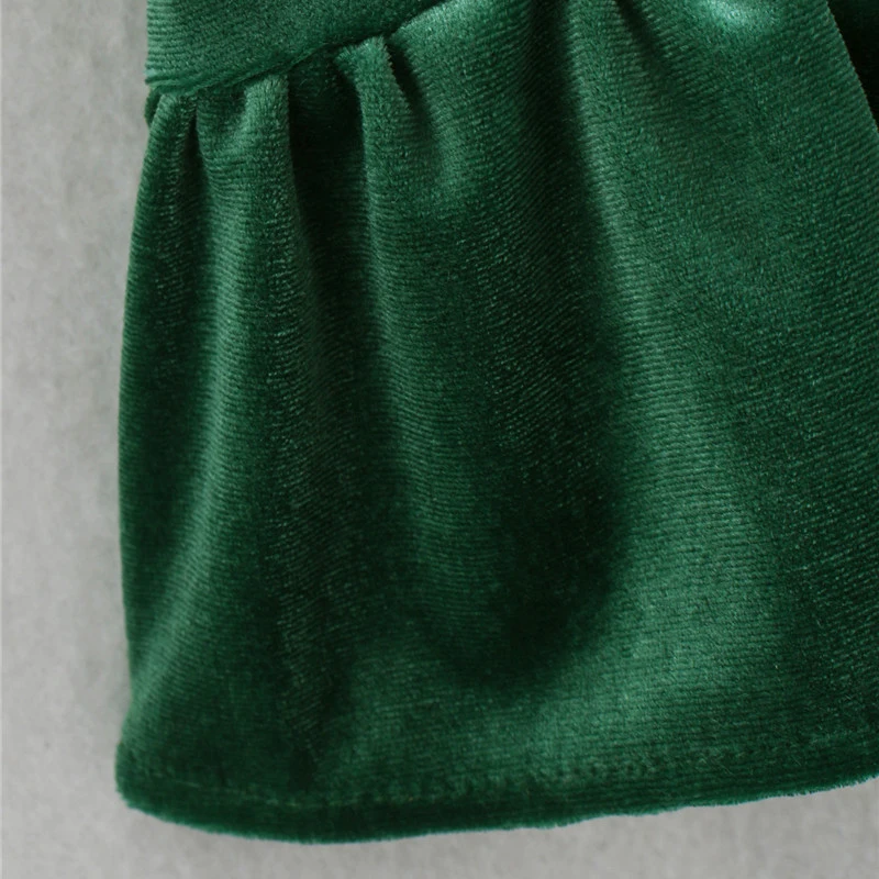 Женское бархатное мини-платье с рукавами-фонариками и оборками