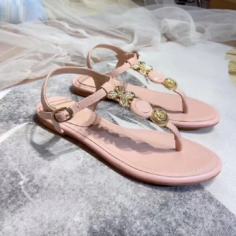 2020 модная летняя одежда с металлическими украшениями Женские сандалии для