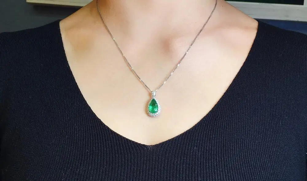 Женская подвеска из 18-каратного золота с натуральным изумрудом карата |