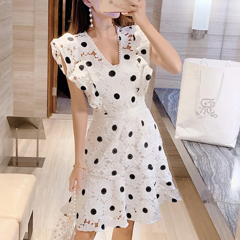 

Женское короткое платье с цветочной вышивкой, белое винтажное платье с V-образным вырезом и оборками, лето 2021