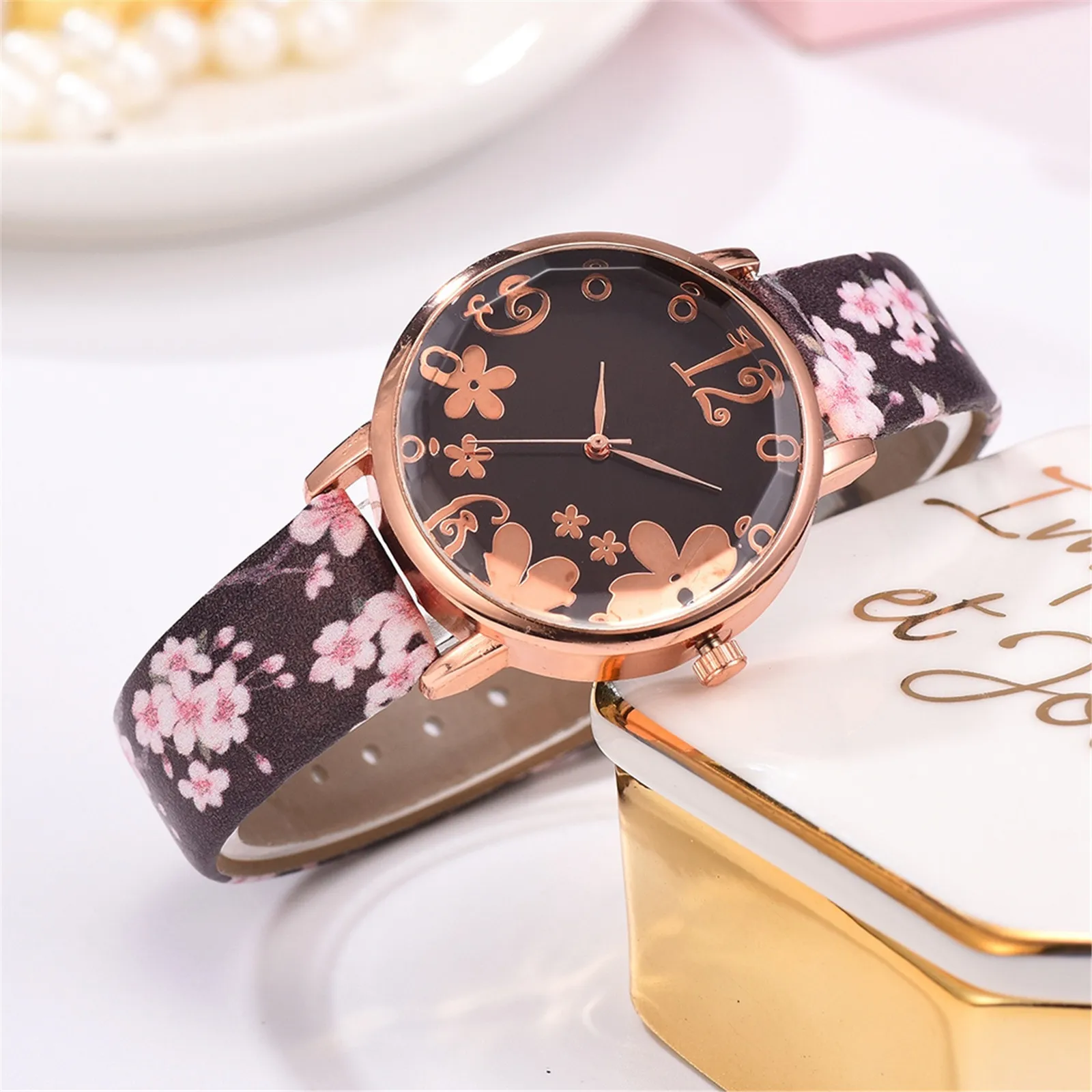 

2021 New Simple Fashion Watches European And American New Fashion Trend Printing Ladies Quartz Watch
