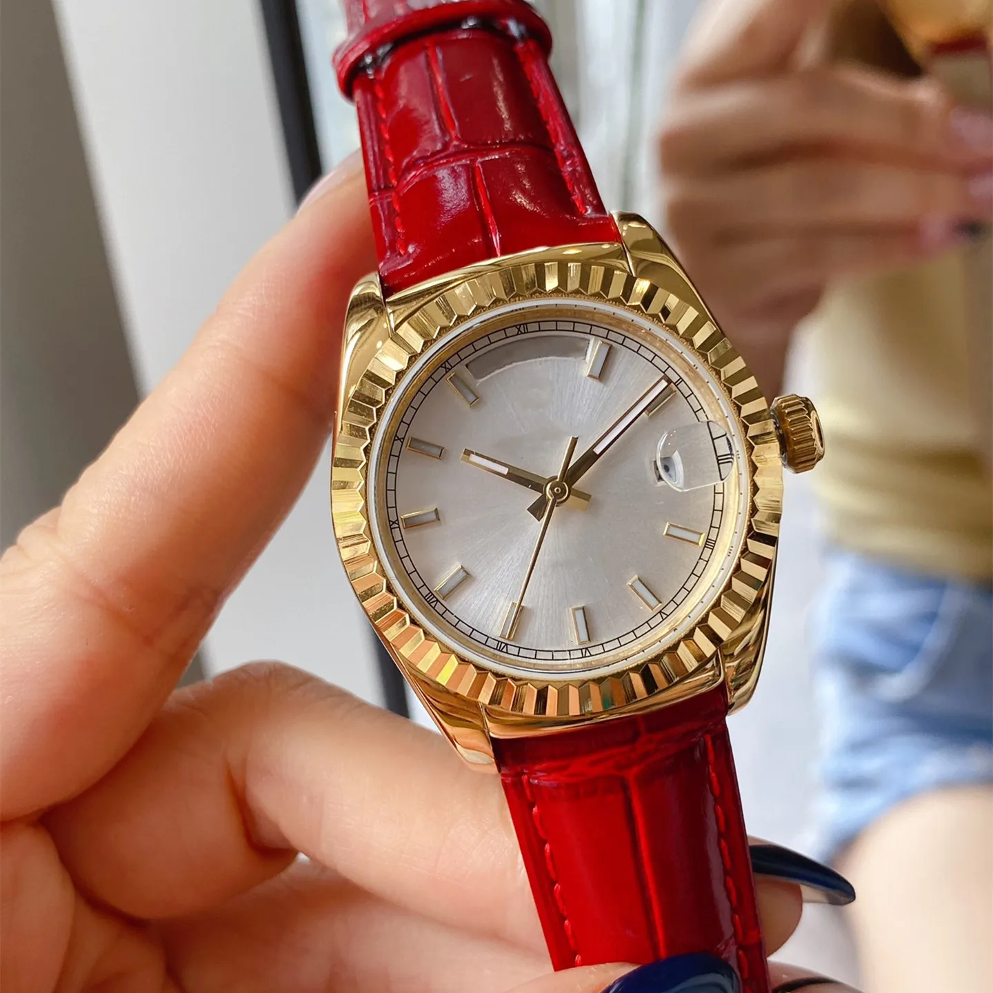 

2021 Summer Brand New Bracelet Design Ladies Designer New Classic Quartz Watch Round Glass Lens Gold Plated Steel Band 33mm