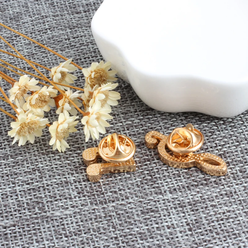 Эмалированная брошь в виде музыкального символа скрипичного ключа красного и