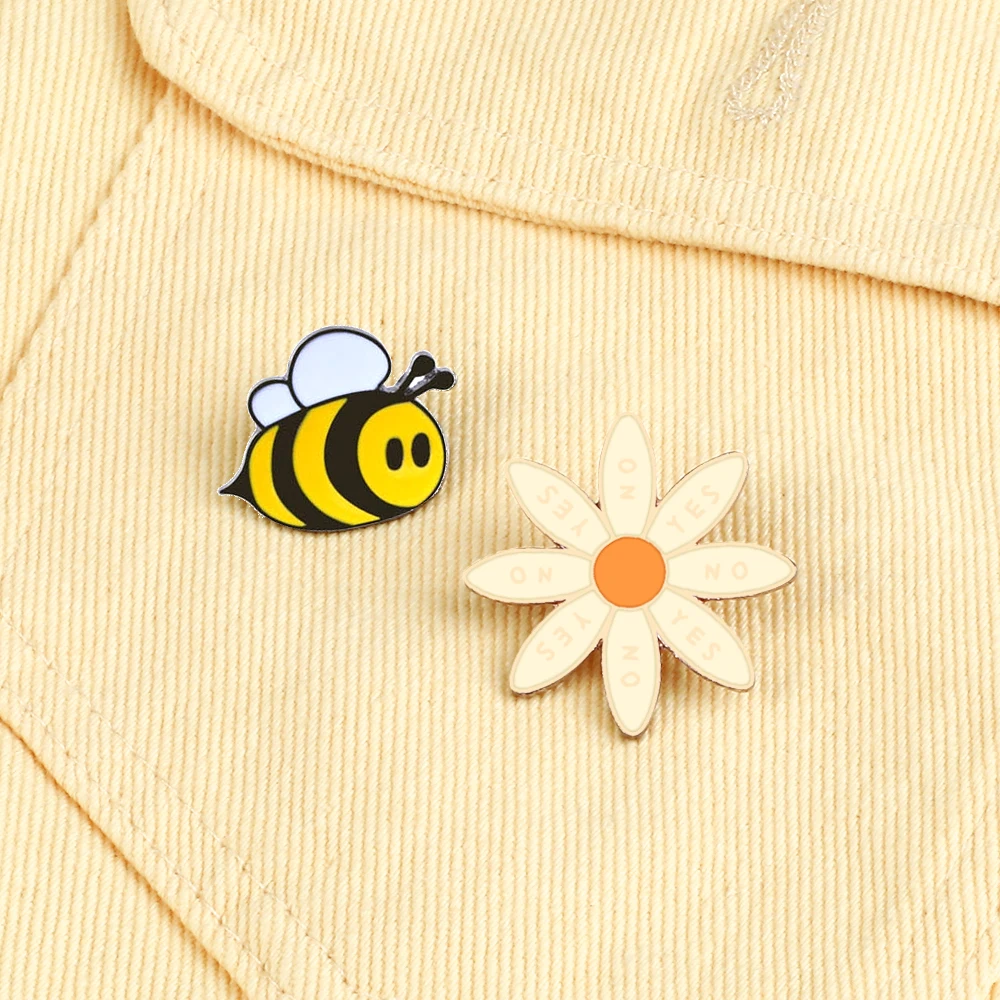

Cute Bee Flower Enamel Pin Funny Chrysanthemum Petal Brooch Women Jeans Coat Lapel Pin Badge Jewelry Gift for Friend New Arrival