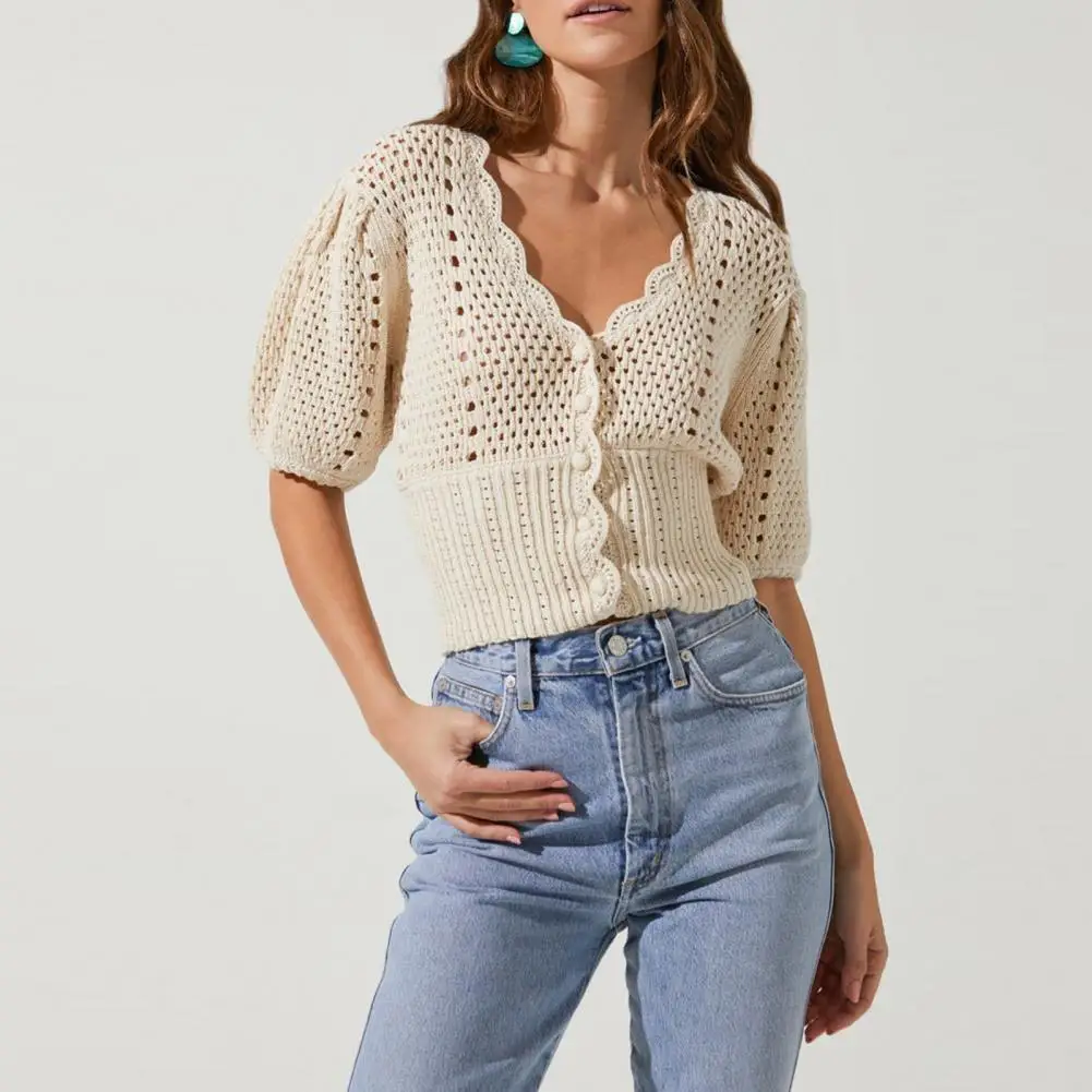 

Женский трикотажный свитер с рукавами-фонариками и V-образным вырезом