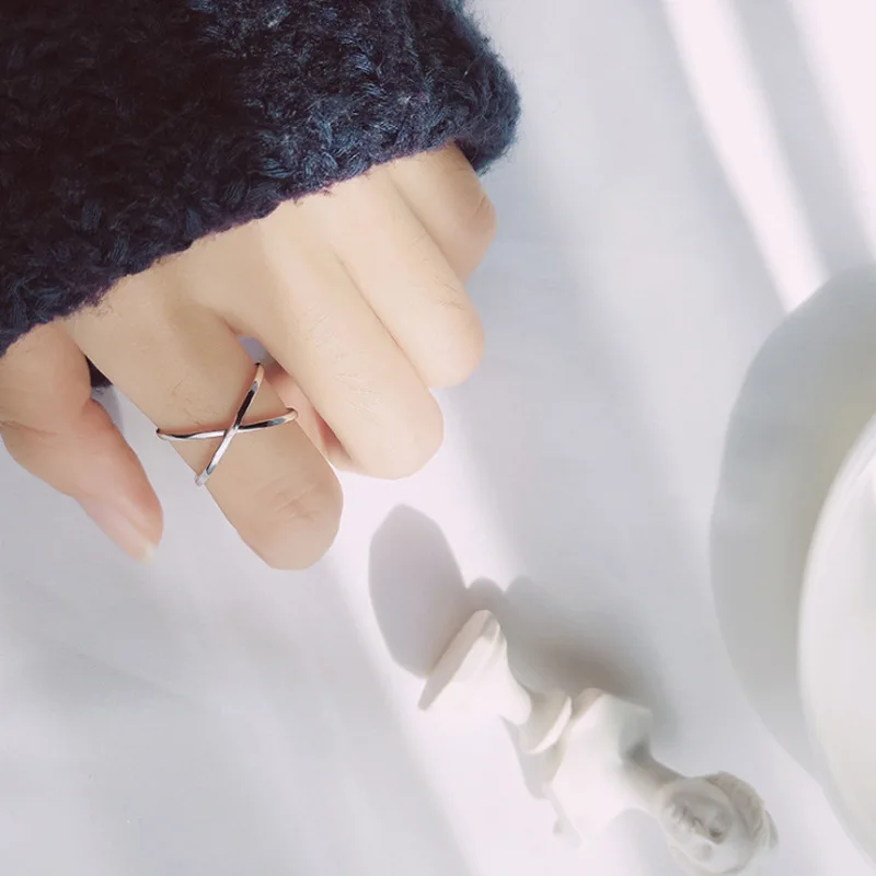 Женское кольцо в простом стиле серебристого цвета | Украшения и аксессуары