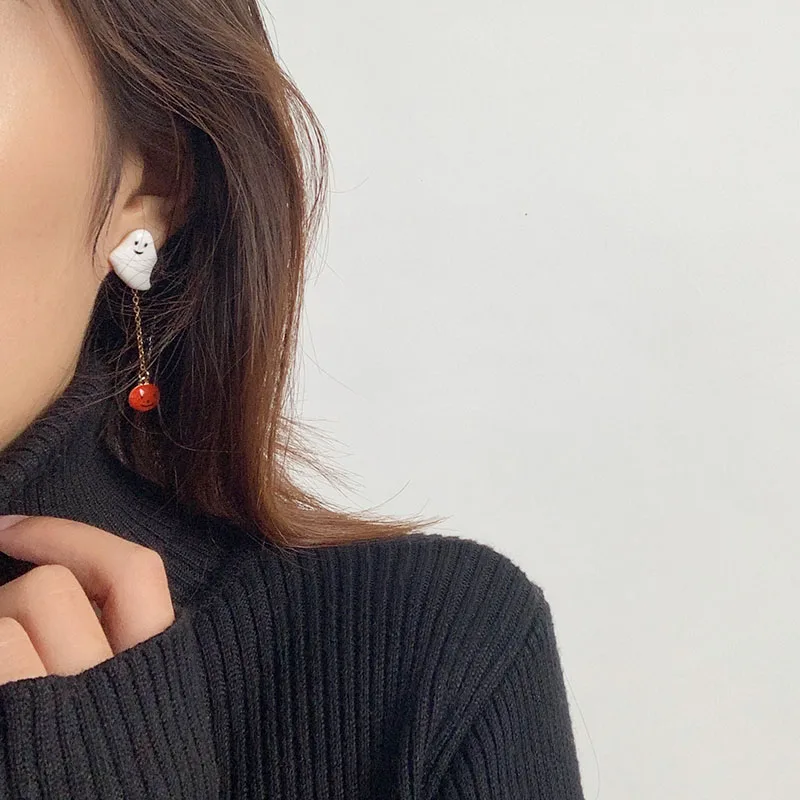 Женские асимметричные серьги кольца с белыми привидениями эмалированные в виде