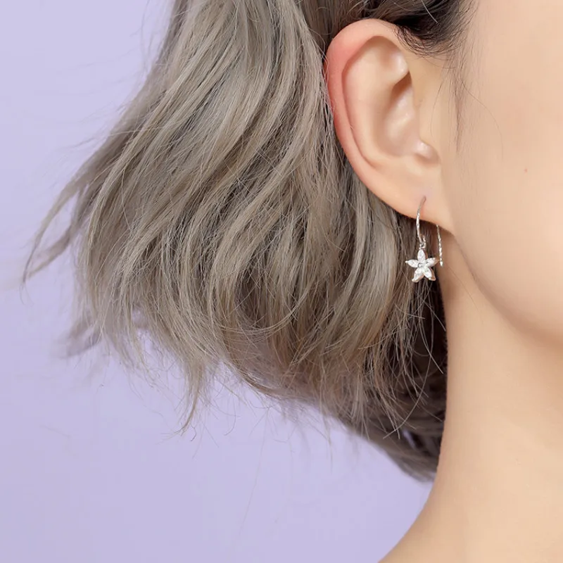 Висячие Серьги серебряного цвета в форме цветка с прозрачным цирконием класса