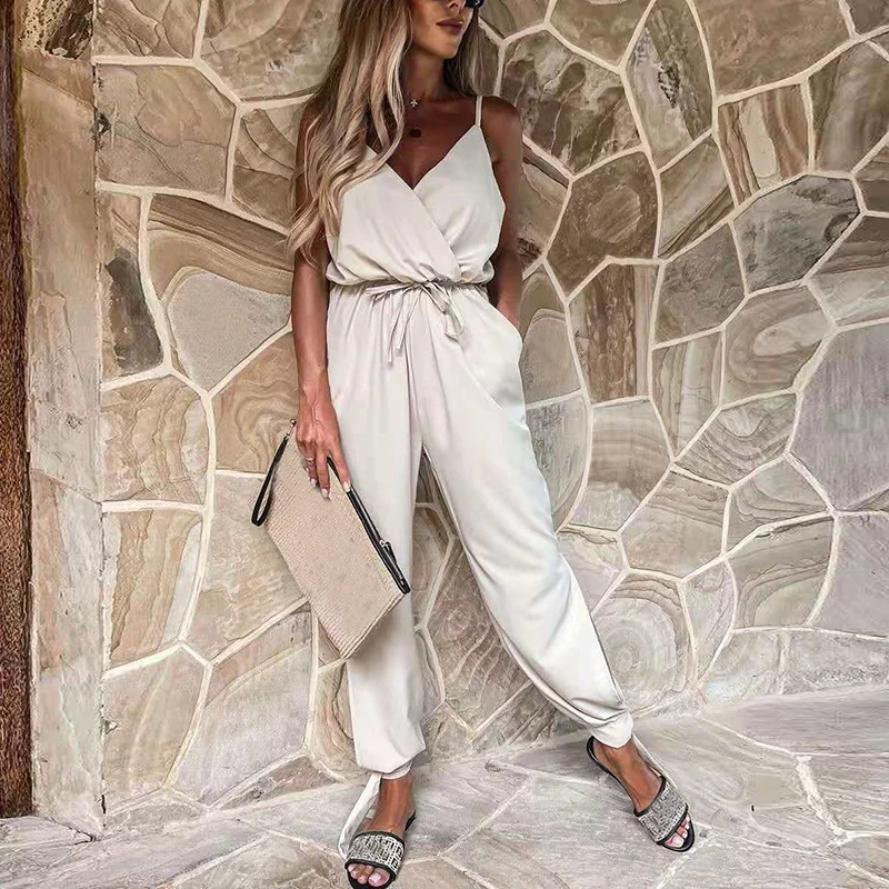 Женский комбинезон на бретельках с V-образным вырезом без спинки |