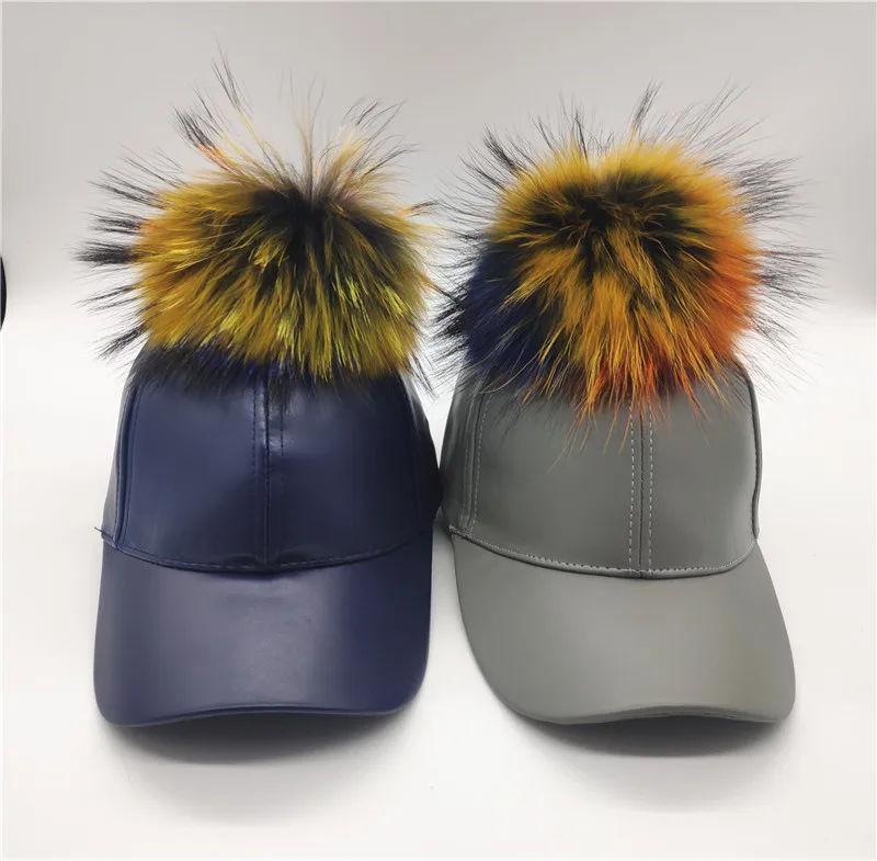 Новинка женская шапка со съемным натуральным мехом енота с помпонами Snapback