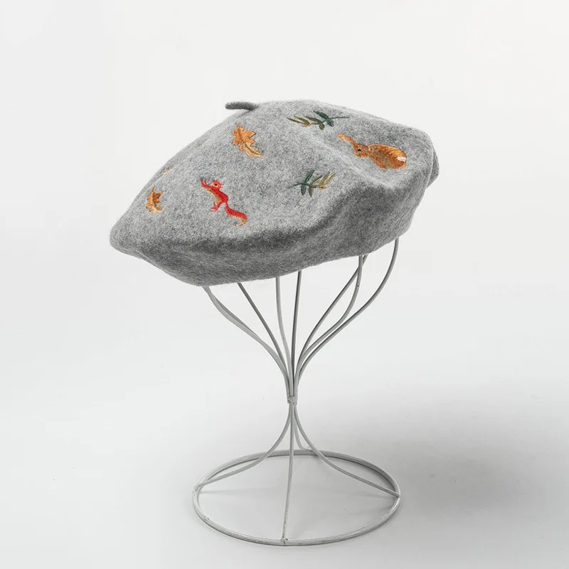 Шерстяной берет с вышивкой | Аксессуары для одежды