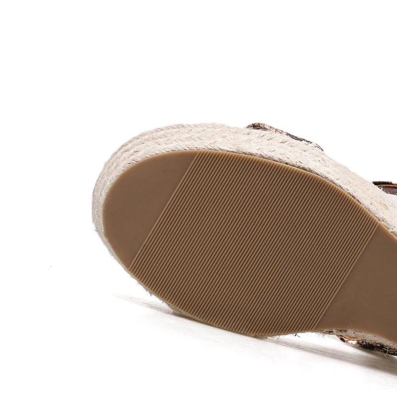 Сандалии со змеиным принтом Летние удобные босоножки на танкетке высоком