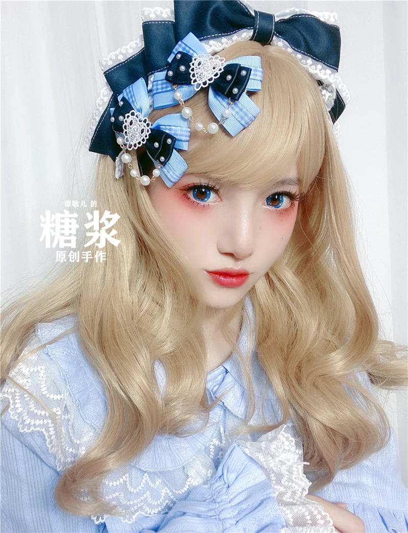 В сказочном стиле с рисунком из аниме близнецы Алиса: безумие возвращается зажим