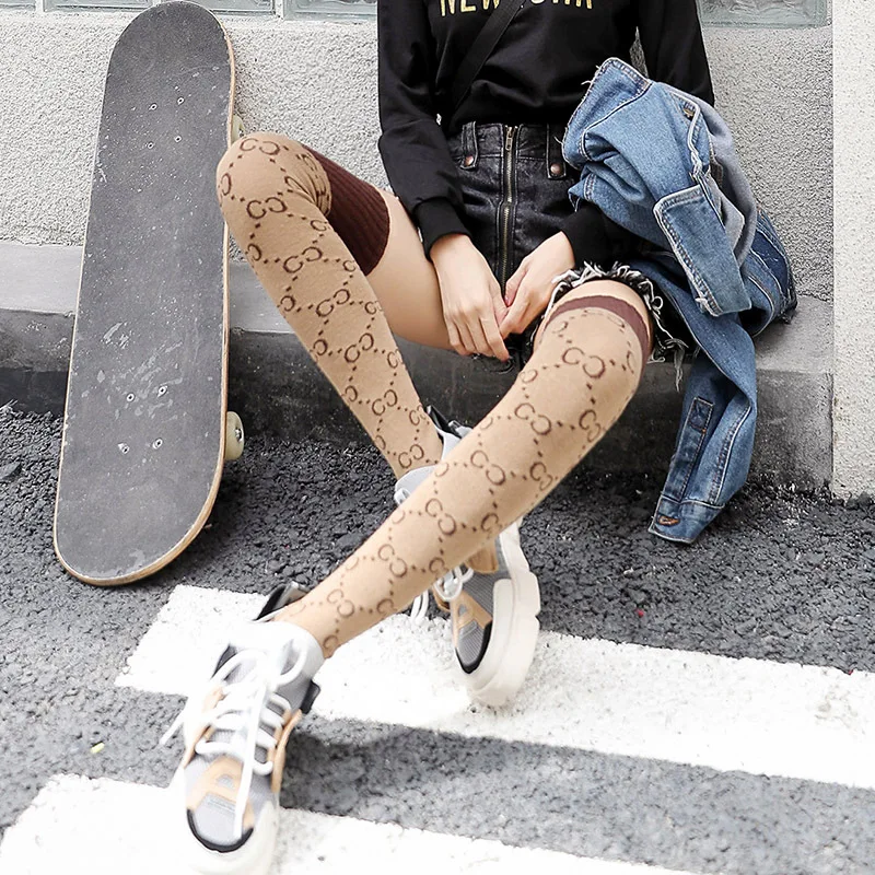 Коллекция 2018 года Новые Гольфы на осень и зиму разноцветные с буквенным принтом