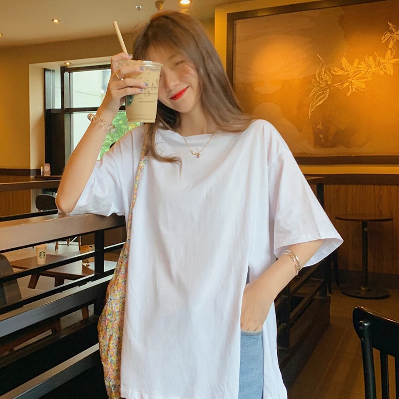 Женская хлопковая футболка с коротким рукавом круглым вырезом и разрезом сбоку |