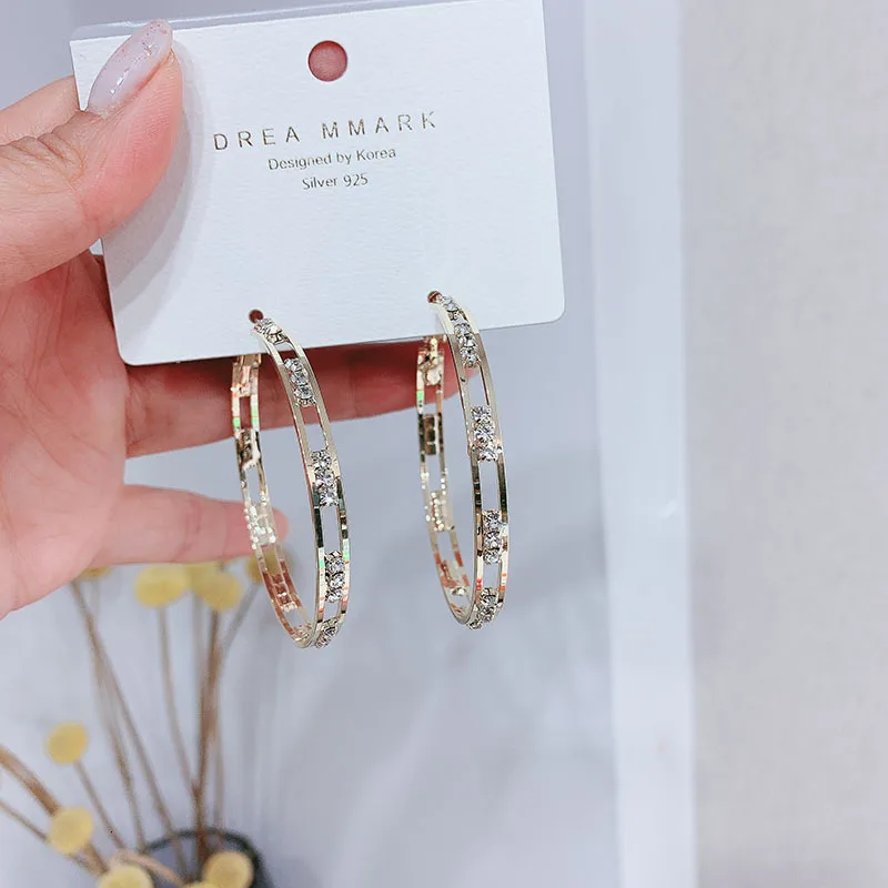 Серьги-кольца женские золотистого цвета стразы | Украшения и аксессуары