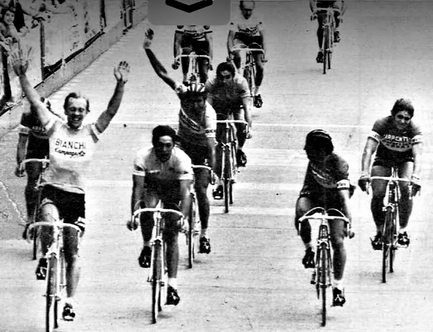 Велосипедная езда 1975 фотография Merckx атакует снова! Классические картины на