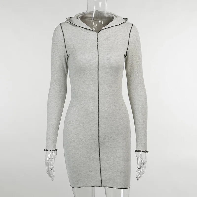 Женское трикотажное платье с капюшоном однотонное облегающее короткое длинным