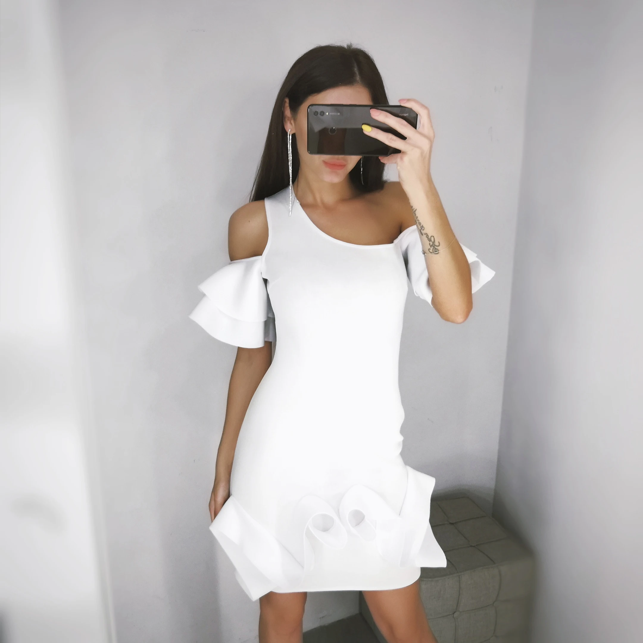 Для женщин белые вечерние платье на одно плечо с оборками обтягивающее узкое