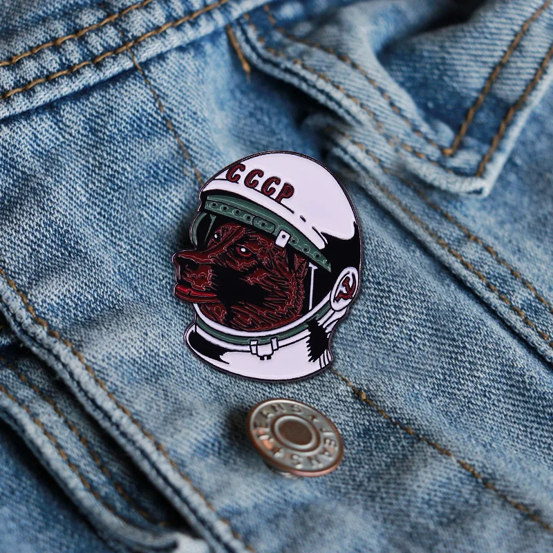 Эмалированная брошь с изображением первого космоса путешественника