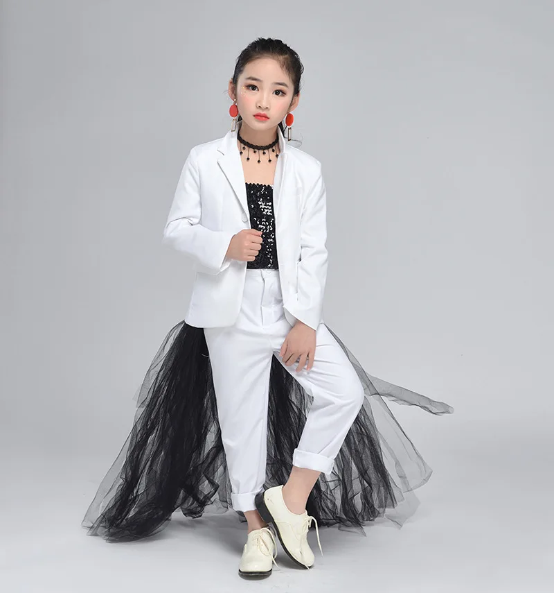 Костюм детский свадебный из блейзера брюк облегающего груди и платья со шлейфом