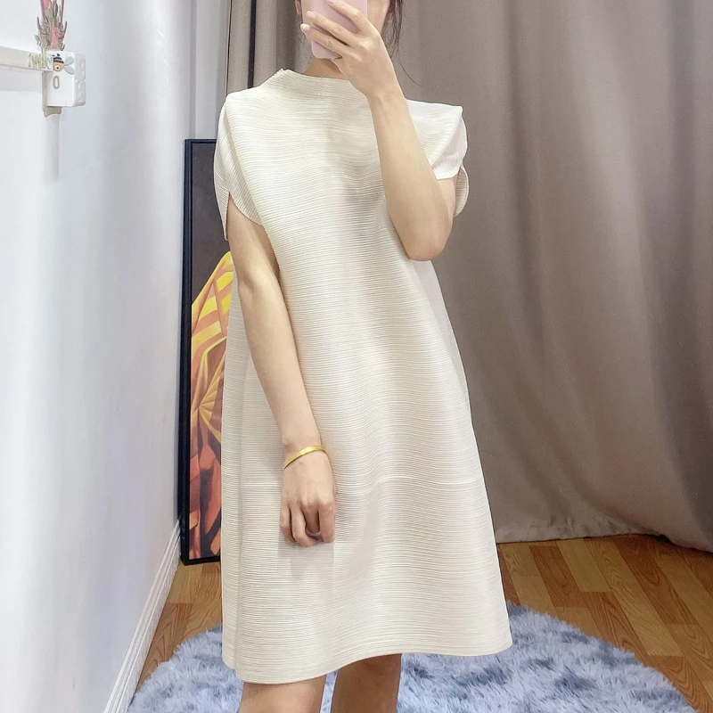 Женское плиссированное платье Changpleat однотонное Свободное с коротким рукавом и