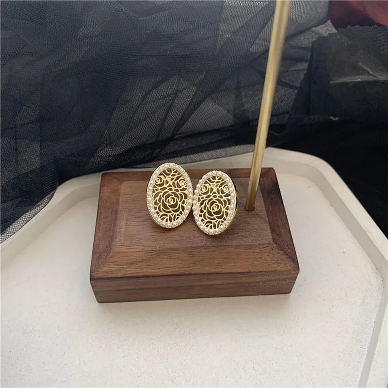 

Retro Hong Kong style hollow rose pearl earrings women 2021 new South Korea web celebrity court style earrings wave