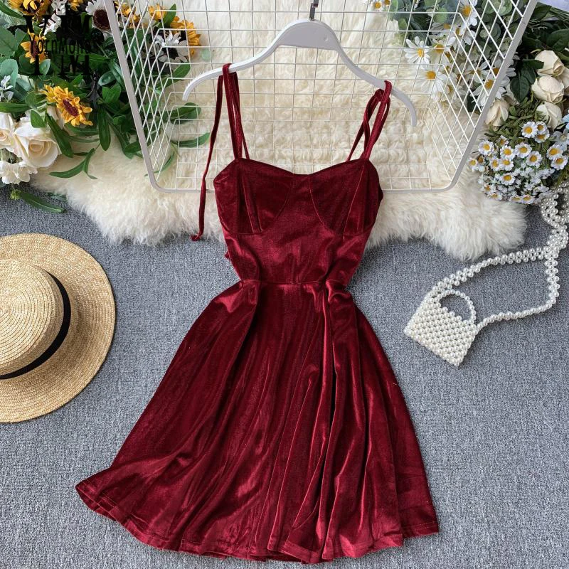 Женское красное платье на тонких бретельках для рождественской вечеринки