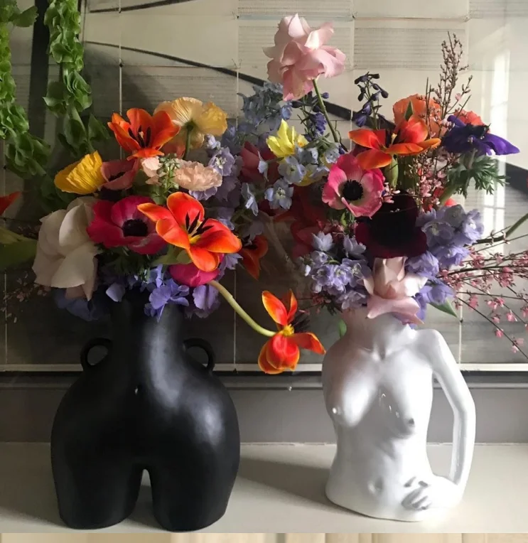 Большая Цветочная ваза в виде ягодиц с абстрактным человеческим телом