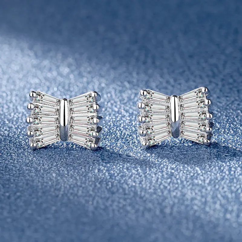 

Женские серьги-гвоздики с белым фианитом