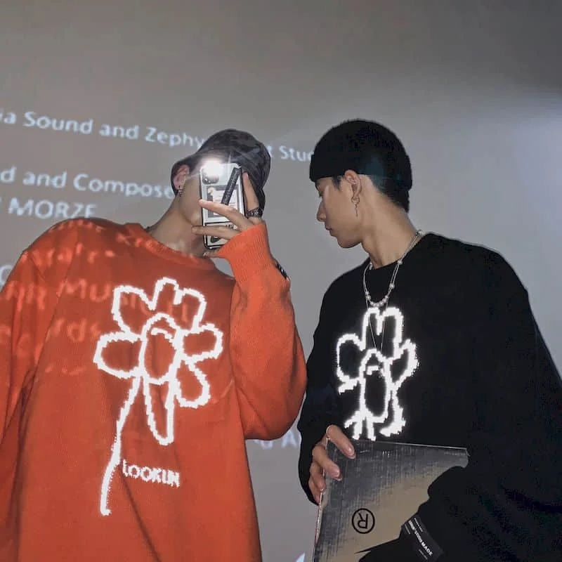 

Sweater male Korean version boys round neck loose lazy reflective flowers handsome sweater couple top trendy cool street