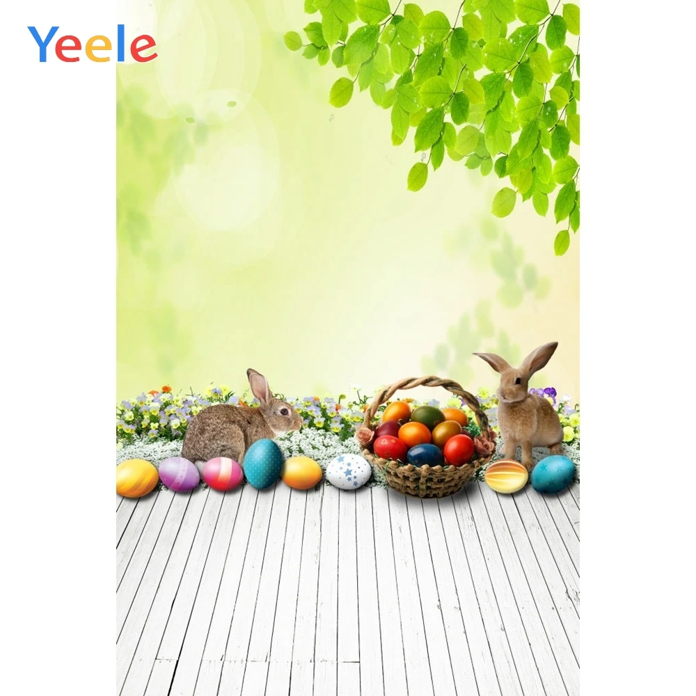 Весенний Пасхальный фон с цветком кроличьими яйцами ветками деревянным полом