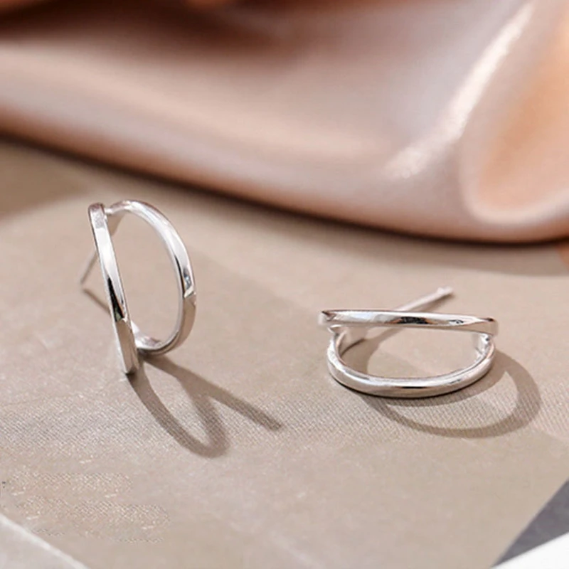 Женские серьги-гвоздики из серебра 925 пробы С-образной формы