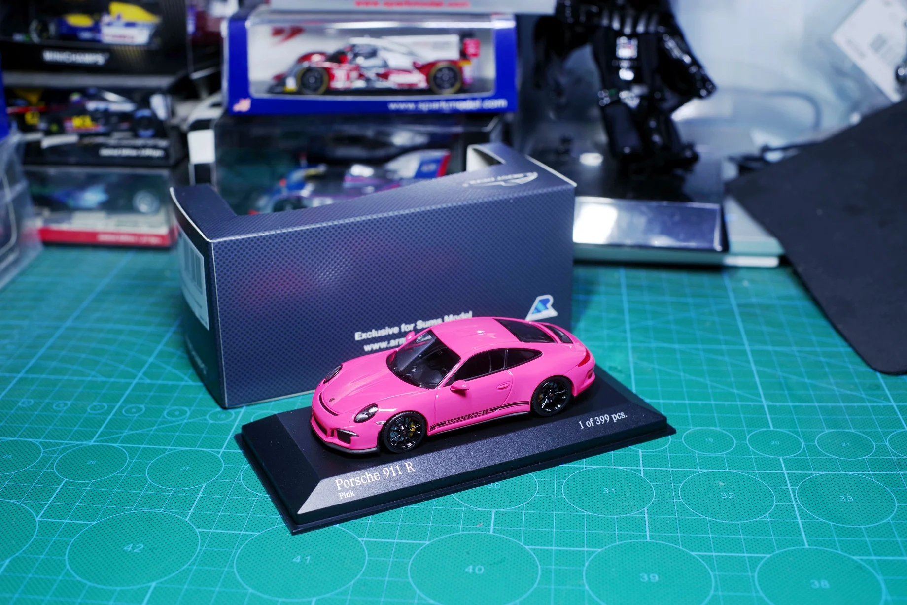 

Коллекция литой модели автомобилей MINICHAMPS 1/43 PORSCHE 911R PINK Limited 399 шт.