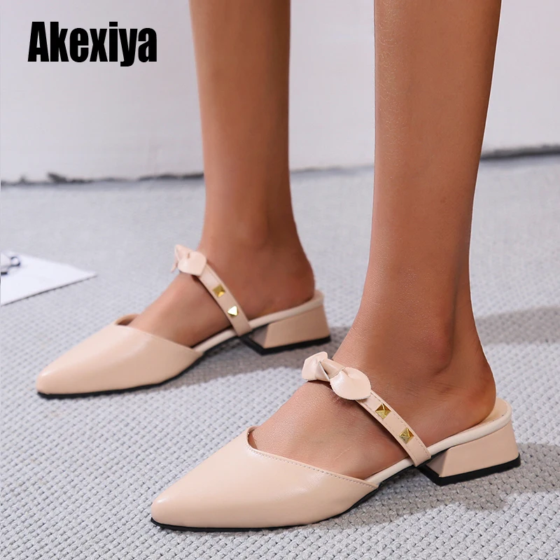 Женские вечерние туфли без задника с острым носком заклепками и бантом закрытые