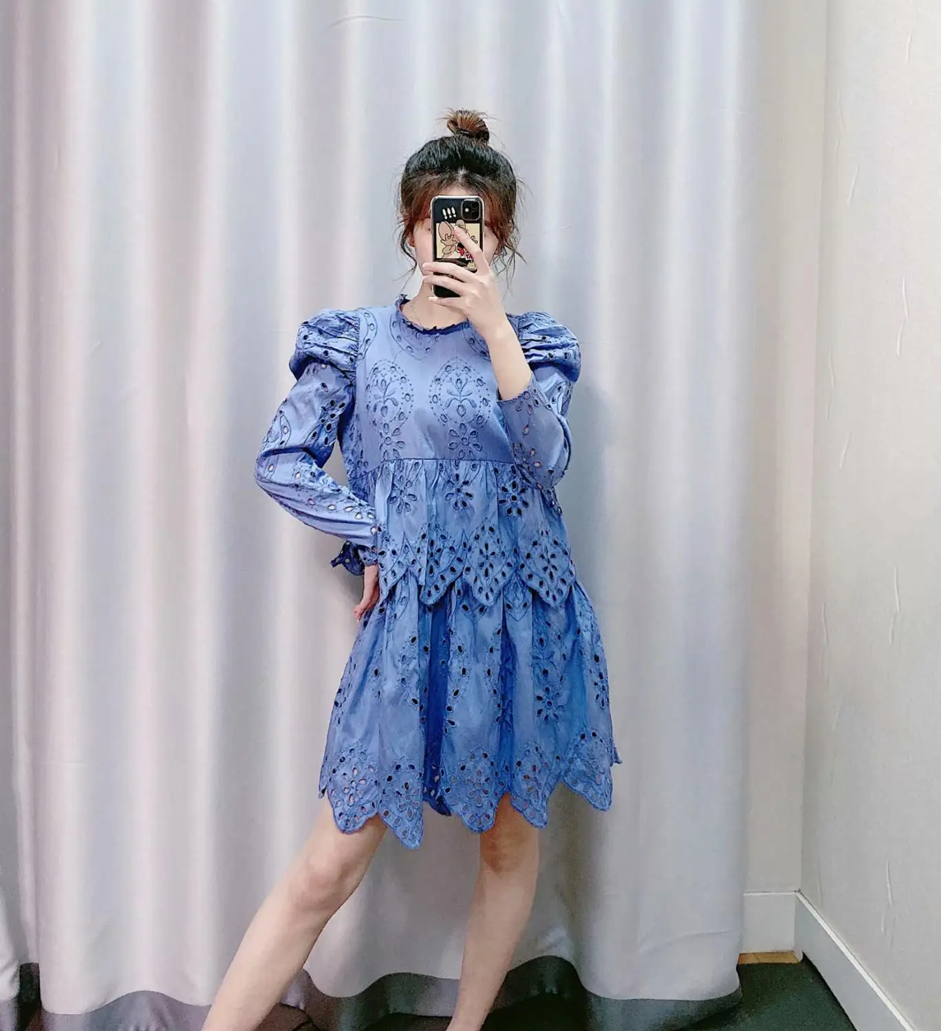 Женское плиссированное платье с пышными рукавами каскадные оборки однотонное