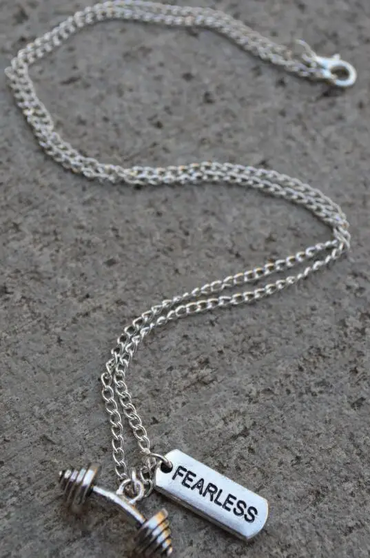 Горячее предложение гантели штанги бесстрашный буквенный ярлык Шарм ожерелье