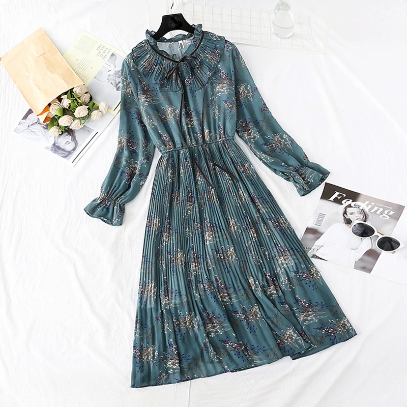 Элегантное женское платье с круглым вырезом и цветочным принтом расклешенный