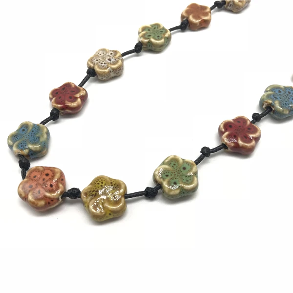 Богемное регулируемое длинное ожерелье с керамическим цветком и узлом для