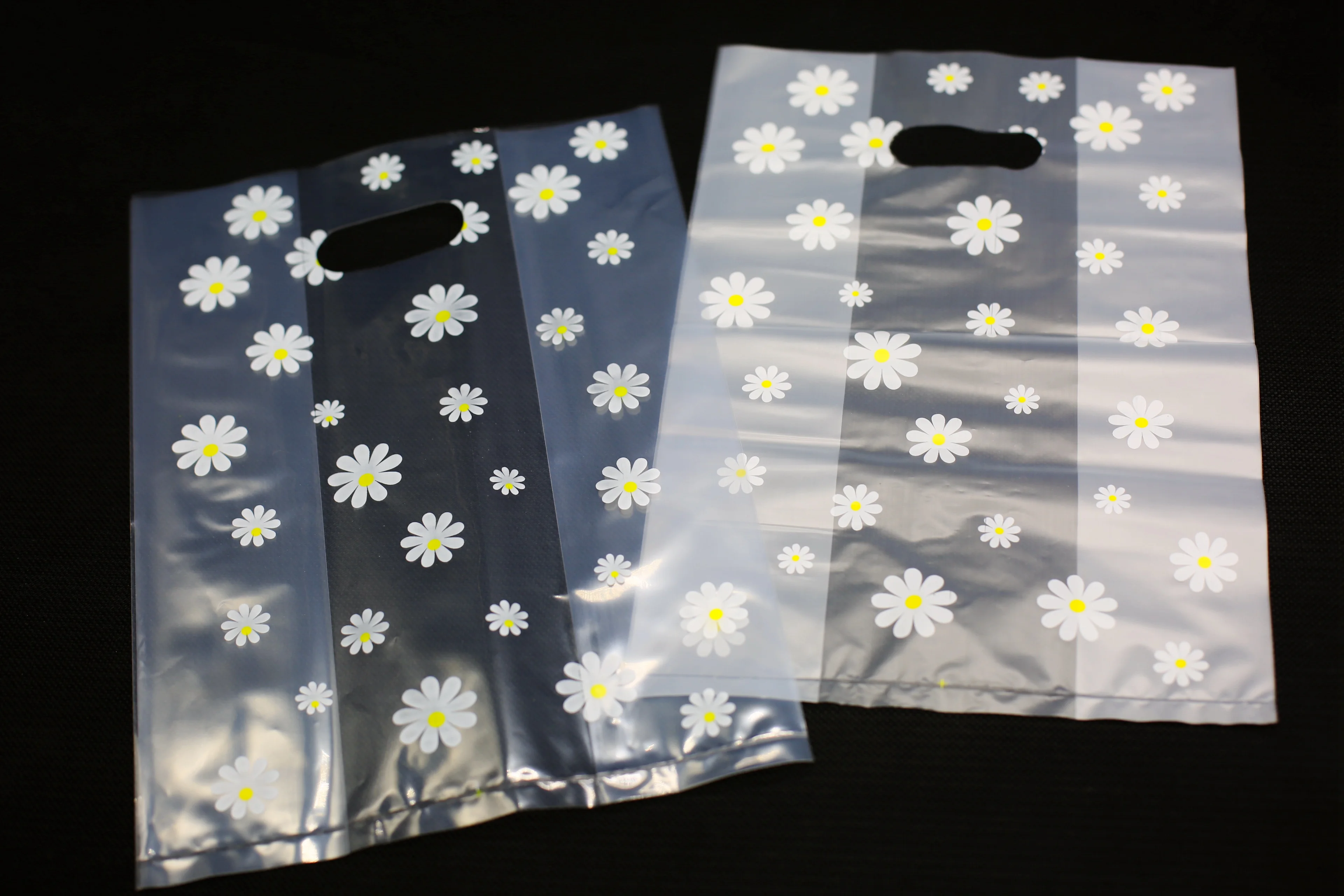 

Translucent Daisy Plastic Gift Bags, Plastic shopping bags, Retail Bags, Party Favor Bag 50pcs/lot